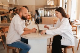 5 façons dont les logiciels de recrutement peuvent aider votre restaurant à attirer des candidats qualifiés