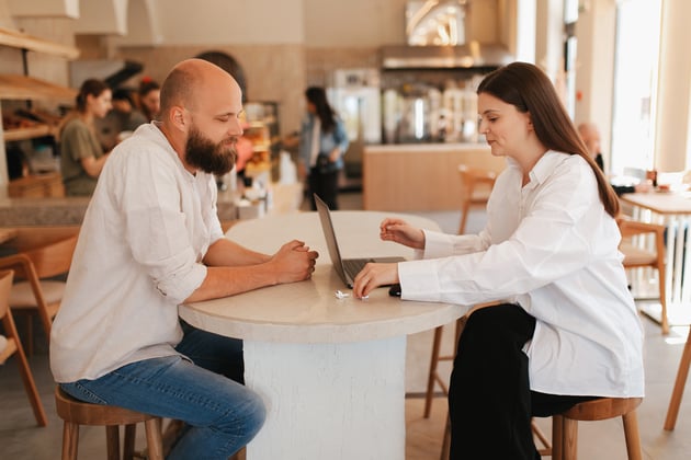 5 façons dont les logiciels de recrutement peuvent aider votre restaurant à attirer des candidats qualifiés